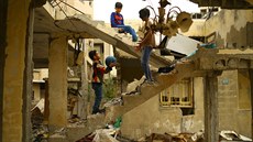Palestintí chlapci si hrají v troskách domu po padesátidenní válce v Gaze,...