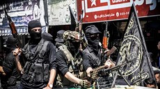 Ozbrojenci z vojenského kídla hnutí Hamas, brigády Kassám, na pohebním...