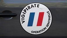 Logo francouzské protiteroristické operace Sentinelle na jednom z aut voják v...