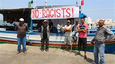 Tuniští rybáři zabránili evropským odpůrcům migrace z nacionalistické skupiny... Tuniští rybáři zabránili evropským odpůrcům migrace z nacionalistické skupiny...