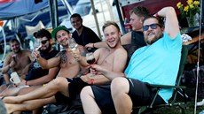 Tahle partička kolem Hannese Müllera (vpravo) uvedla, že za tři dny Velké ceny... Tahle partička kolem Hannese Müllera (vpravo) uvedla, že za tři dny Velké ceny...