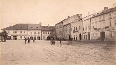 Na fotografii z roku 1885 je dům U Slovana třetí zprava. Dvanáct let poté zde... Na fotografii z roku 1885 je dům U Slovana třetí zprava. Dvanáct let poté zde...