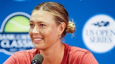 Maria arapovová na tiskové konferenci na turnaji ve Stanfordu.