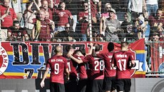 Fotbalisté Sparty slaví se svými fanouky gól v Mladé Boleslavi.