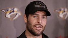 Kapitán hokejistů Nashvillu Mike Fisher mluví s reportéry. Kapitán hokejistů Nashvillu Mike Fisher mluví s reportéry.
