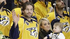 Mike Fisher v dresu Nashvillu se svou ženou - zpěvačkou Carrie Underwoodovou -... Mike Fisher v dresu Nashvillu se svou ženou - zpěvačkou Carrie Underwoodovou -...