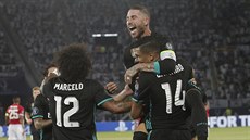 Fotbalisté Realu Madrid slaví gól v duelu o Superpohár UEFA.