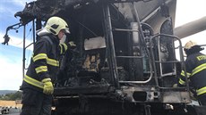 Na Žluticku shořelo osm hektarů pole, plameny poničily i kombajn Na Žluticku shořelo osm hektarů pole, plameny poničily i kombajn
