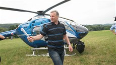 Hejtman Jiří Čunek si území zasažené africkým morem prasat prohlédl z vrtulníku. Hejtman Jiří Čunek si území zasažené africkým morem prasat prohlédl z vrtulníku.