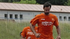 Na atletickém stadionu v popředí cvičí kapitán karlovarských volejbalistů... Na atletickém stadionu v popředí cvičí kapitán karlovarských volejbalistů...
