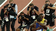 Justin Gatlin zabalený v americké vlajce po triumfu na stometrové trati v Londýn.