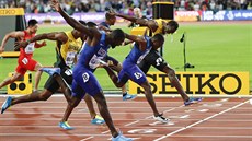 Justin Gatlin zabalený v americké vlajce po triumfu na stometrové trati v Londýn.