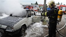 Hasiči zasahovali u požáru favoritu, který byl přestavěný na elektropohon... Hasiči zasahovali u požáru favoritu, který byl přestavěný na elektropohon...