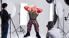 Bojovník Guile ze Street Fightera propaguje gel na vlasy.