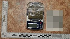 Místo sady na výmnu pneumatik nali policisté v kufru jednoho ze dvou zadrených výrobc drog sadu na vaení pervitinu.
