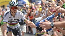 Peter Sagan se zdraví s diváky po první etapě Kolem Polska. Peter Sagan se zdraví s diváky po první etapě Kolem Polska.