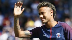 Neymar zdraví fanouky Paris SG