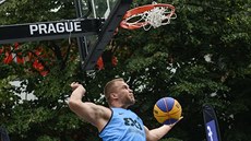 Ondřej Šiška (v modrém) z týmu Humpolce smečuje na pražském turnaji World Tour... Ondřej Šiška (v modrém) z týmu Humpolce smečuje na pražském turnaji World Tour...