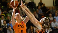 Marija Režanová (vlevo) v dresu Polkowic zakončuje na koš Jekatěrinburgu. Marija Režanová (vlevo) v dresu Polkowic zakončuje na koš Jekatěrinburgu.