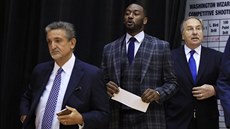 Ted Leonsis, John Wall a Ernie Grunfeld (zleva) před tiskovou konferencí... Ted Leonsis, John Wall a Ernie Grunfeld (zleva) před tiskovou konferencí...