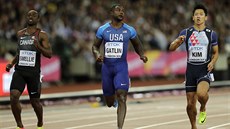 Amerian Justin Gatlin (uprosted) vítzí ve svém rozbhu.