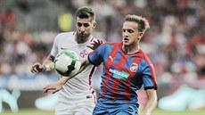 Plzeský Jan Kopic (vpravo) bhem utkání proti FCSB.