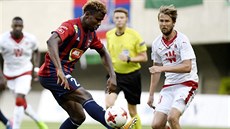 Jaroslav Plašil z Bordeauxu (vpravo) pozoruje, co s míčem provádí Ezekiel Henty... Jaroslav Plašil z Bordeauxu (vpravo) pozoruje, co s míčem provádí Ezekiel Henty...
