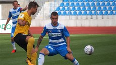 Ústecký Martin Jindráček (vpravo) v akci během duelu se Sokolovem Ústecký Martin Jindráček (vpravo) v akci během duelu se Sokolovem