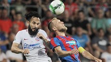 Plzeňský kapitán Daniel Kolář v hlavičkovém souboji s obráncem FCSB Juniorem... Plzeňský kapitán Daniel Kolář v hlavičkovém souboji s obráncem FCSB Juniorem...