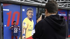 Fanouek pózuje s dresem Neymara ped Parkem princ, stadionem paíského Saint...