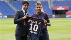 Neymar s majitelem PSG Násirem Al Chelfím.
