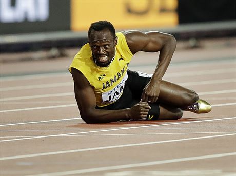 Zrann jamajsk bec Usain Bolt v zvod musk tafety.