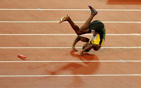 Padajc Usain Bolt pi zvodu musk tafety.