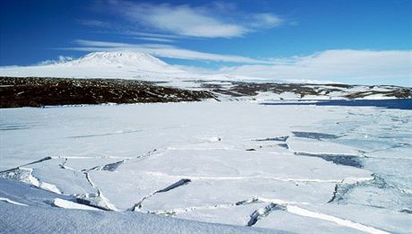 Stratovulkán Erebus v Antarktid.