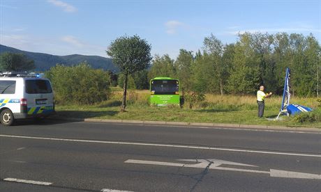 Linkový autobus, který skonil u Teplic v poli. Vpravo poniené dopravní...