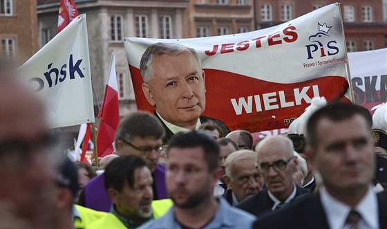 Stoupenci Jarosawa Kaczyského si ve Varav pipomínají leteckou tragédii u...