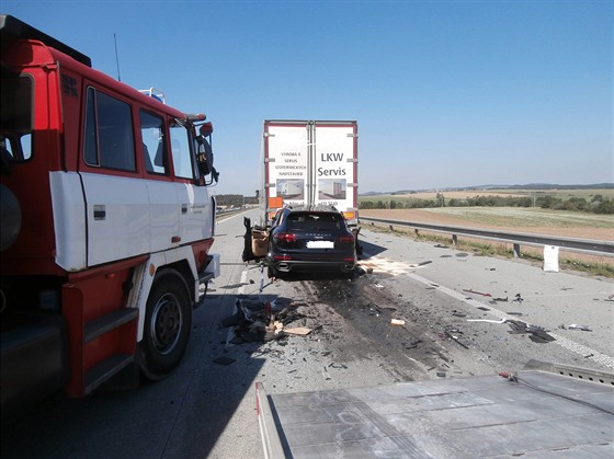 Nehoda, pi které Porsche Cayenne narazilo do stojícího kamionu v kolon na D1....