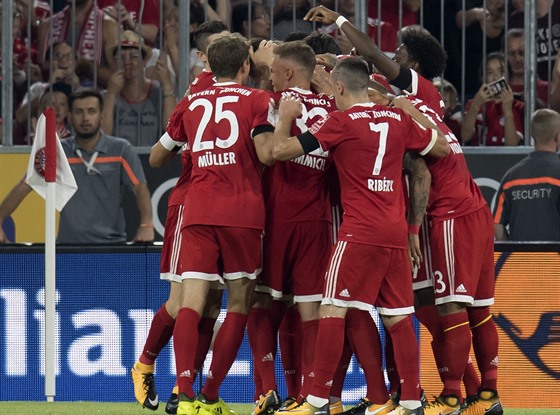 Fotbalisté Bayernu Mnichov se radují z gólu v utkání proti Leverkusenu.