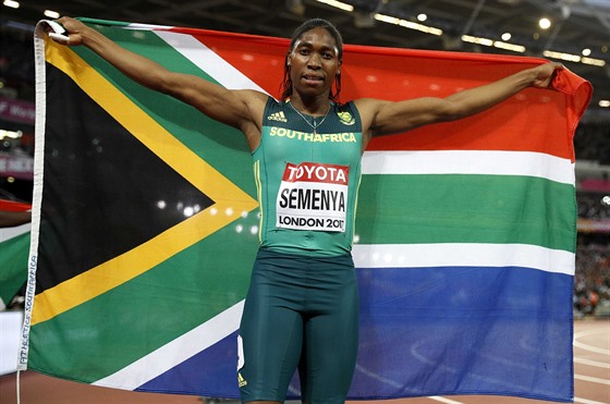 Jihoafrická bkyn Caster Semenyaová slaví zisk zlaté medaile v bhu na 800 m.