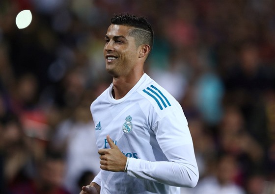 Cristiano Ronaldo z Realu Madrid v utkání panlského superpoháru proti...