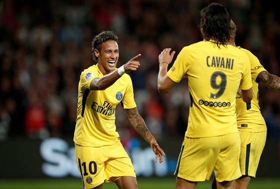 Brazilský útoník Neymar slaví se spoluhrái gól ve svém prvním zápase za Paris...