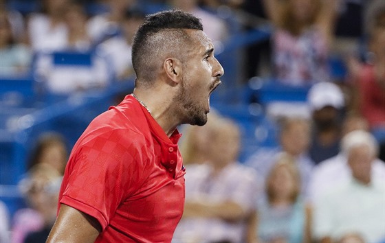 VÍTZNÝ EV. Nick Kyrgios bouliv slaví výhru nad Rafaelem Nadalem ve...