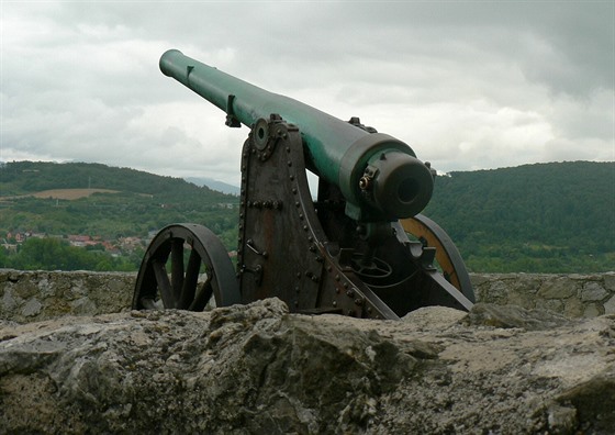 Rakousko-uherský 12cm kanon vzor 1880 stojící na dolním nádvoí Trenianského...