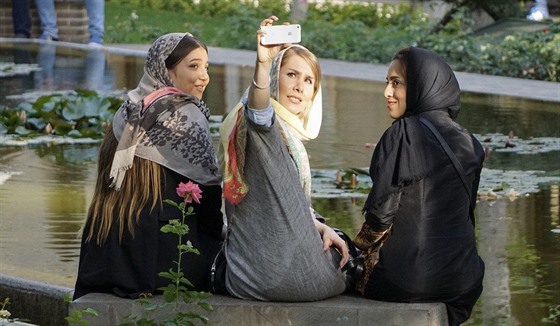 Mladé Íránky v Teheránu si fotí selfie. Pro eny je v zemi na veejnosti...