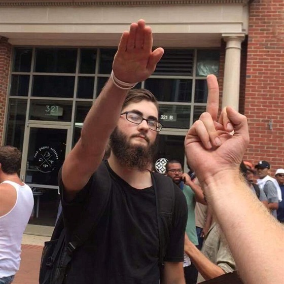 Jeden z nacionalist v Charlottesville hajluje (12. srpen 2017).