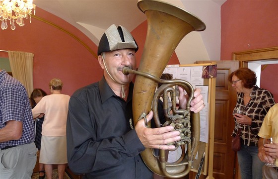 Miroslav Keleman vystavil v Pottejn ást své osmitisícové sbírky parte. Vernisá v Pottejn zpestil ukázkou hry na nkolik hudebních nástroj. 