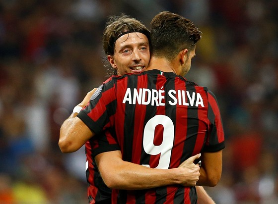Fotbalisté AC Milán Riccardo Montolivo a André Silva se radují z gólu v utkání...