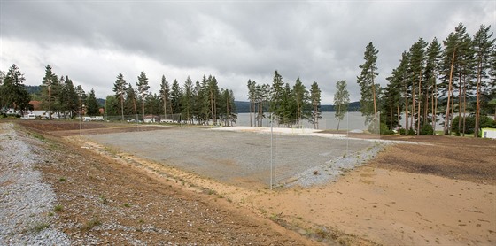 Takto po roce vypadá místo, kde stál loni v srpnu park Rio-Lipno.