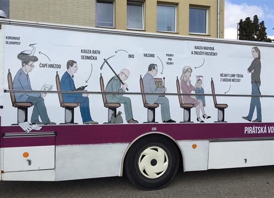 Volební vzeský autobus, se kterým vyjeli v minulých volbách Piráti