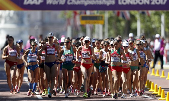 START CHZE EN NA 20 KM. Aneka Drahotová (na levé stran) v ele chodeckého...